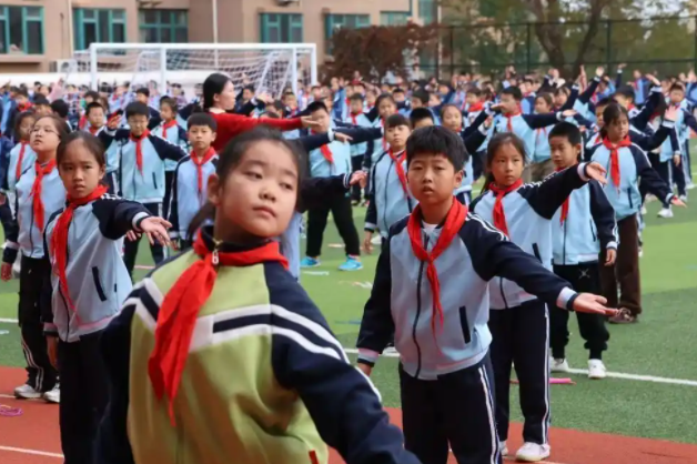 学生课堂上的专心投入文明有序生动展现了校园养成教育的育人成效 学生课堂上的专心投入文明有序生动展现了校园养成教育的育人成效